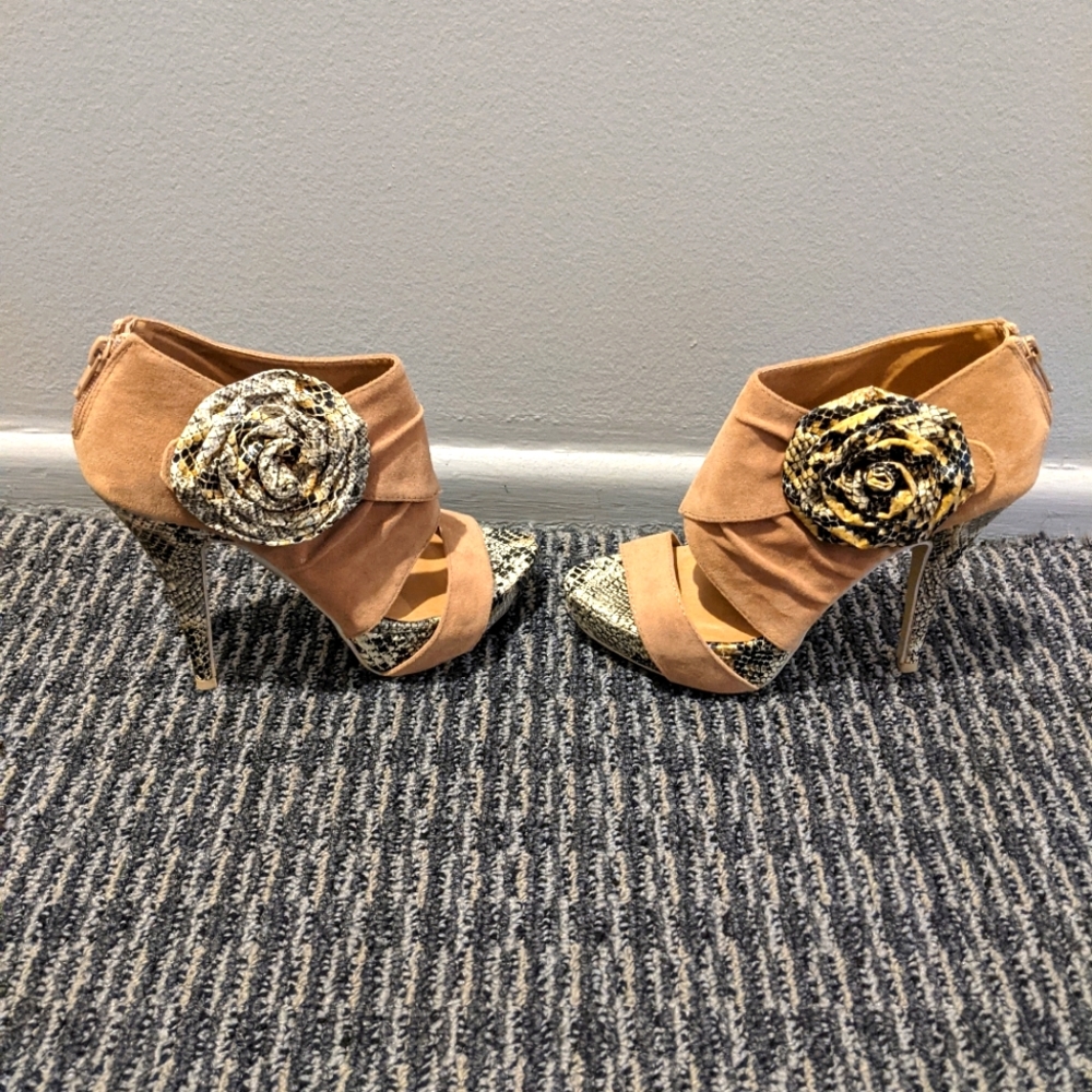 NWT Wild Diva Salsa Shoes. Size 5.5.